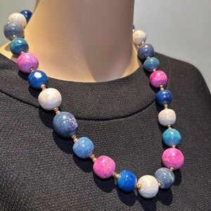 🌸Beautiful & unique blend of large stones w/gold beads that are stones as well.